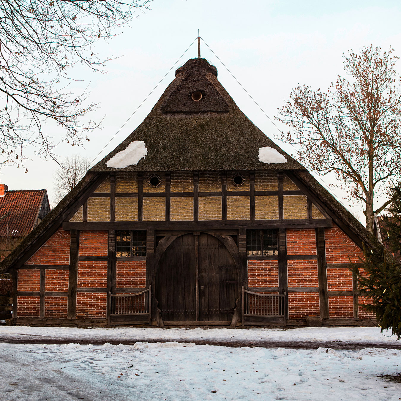 Reetgedecktes Ammerländer Bauernhaus, Außenansicht im Winter
